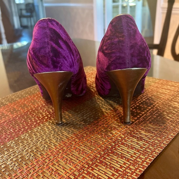 Chinese Laundry Purple Velvet with Gold Buckle Peep Toe Pumps in Size 10 - Picture 6 of 10